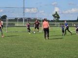 Laatste training S.K.N.W.K. JO8-1 (partijtje tegen de ouders) van maandag 2 juni 2025 (41/123)